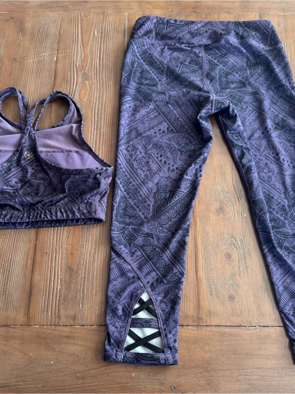 Gaiam Paisley Print Yoga Small Leggings and Medium Sports Bra Set